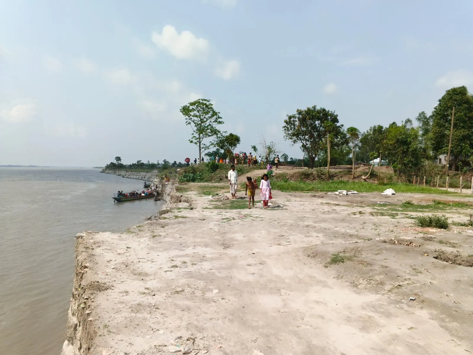 যমুনার ভাঙনে নিঃস্ব সিরাজগঞ্জের চরবাসী, অস্থায়ী প্রতিরোধে মিলছে না সমাধান