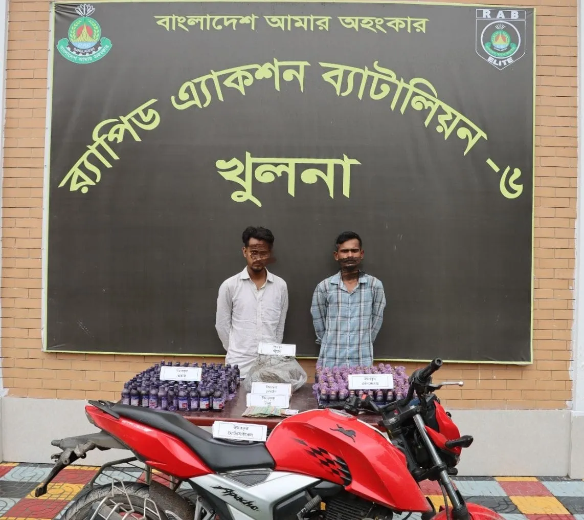 খুলনায় র‌্যাবের অভিযান, ৩৪০ বোতল মাদক ও গাঁজাসহ দুই কারবারি গ্রেপ্তার