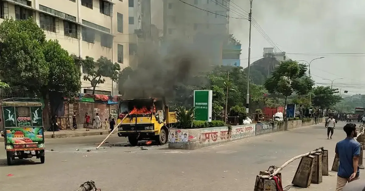 মিরপুর ১০-এ উচ্ছেদ অভিযান ঘিরে সংঘর্ষ, সিটি করপোরেশনের ৩ গাড়িতে আগুন