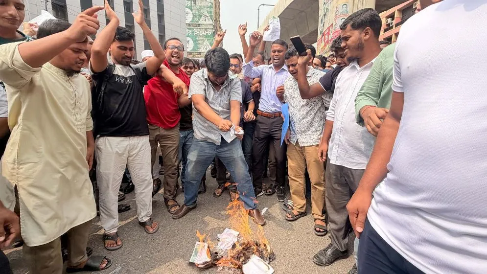 প্রশ্নপত্র ফাঁসের অভিযোগে যুব উন্নয়ন অধিদপ্তরের নিয়োগ পরীক্ষা স্থগিত, পরীক্ষার্থীদের সড়ক অবরোধ ও বিক্ষোভ