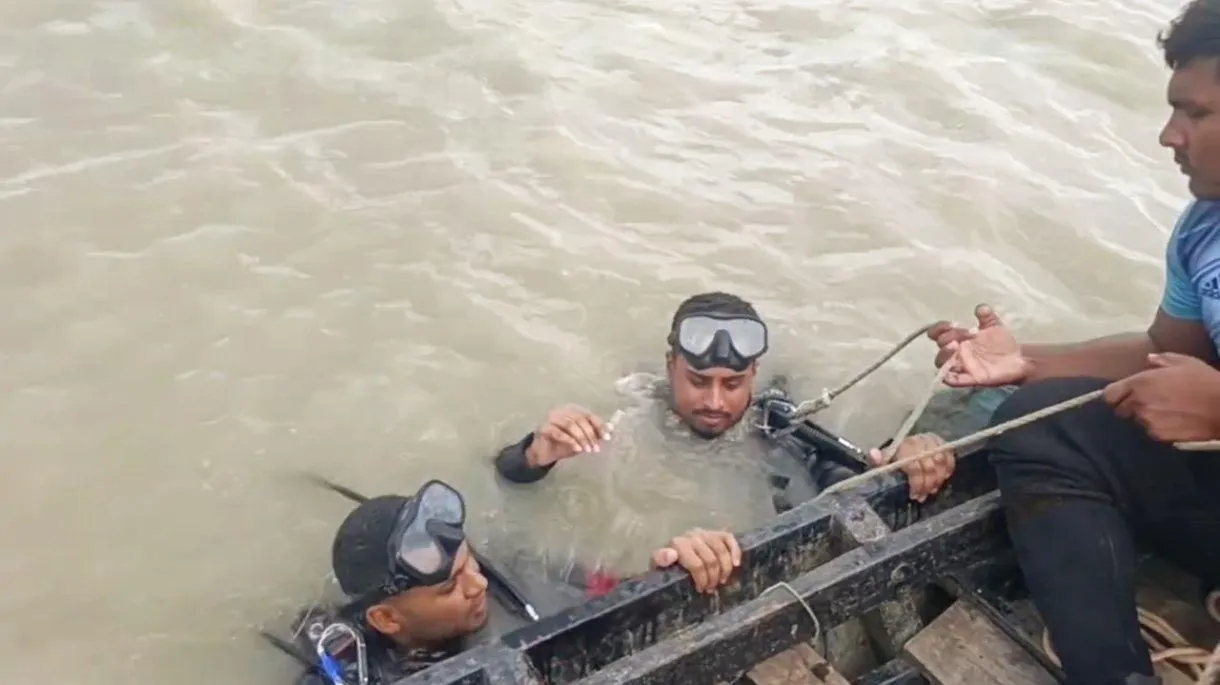 দুবলার চরে যাওয়ার পথে নদীতে নিখোঁজ জেলে, দিনভর খুঁজেও মেলেনি সন্ধান
