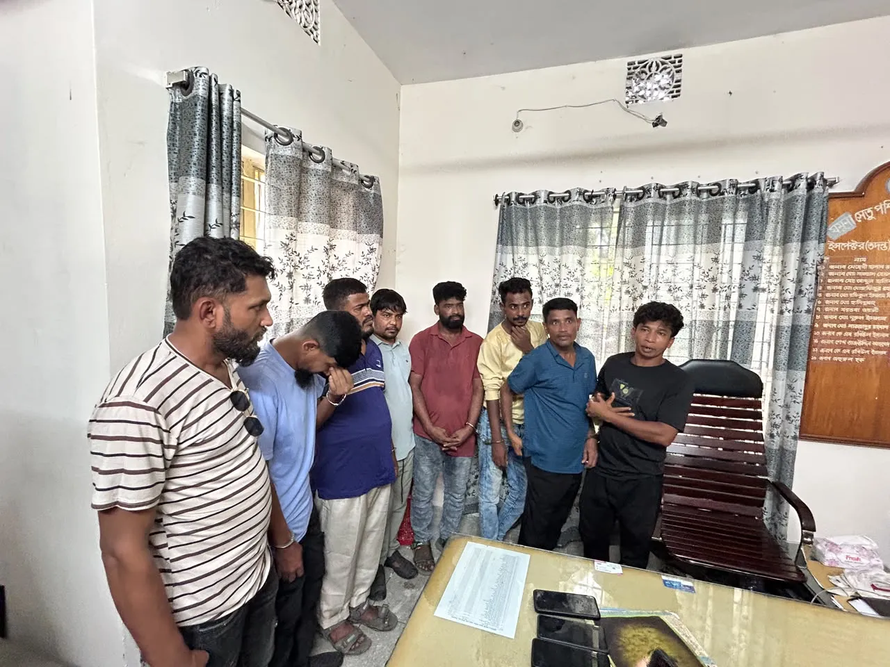 সিরাজগঞ্জ জেলা পুলিশের তৎপরতায় বগুড়ার মাসুদ টেলিকম থেকে চুরি যাওয়া ২৫ লাখ টাকার মোবাইল উদ্ধার,
