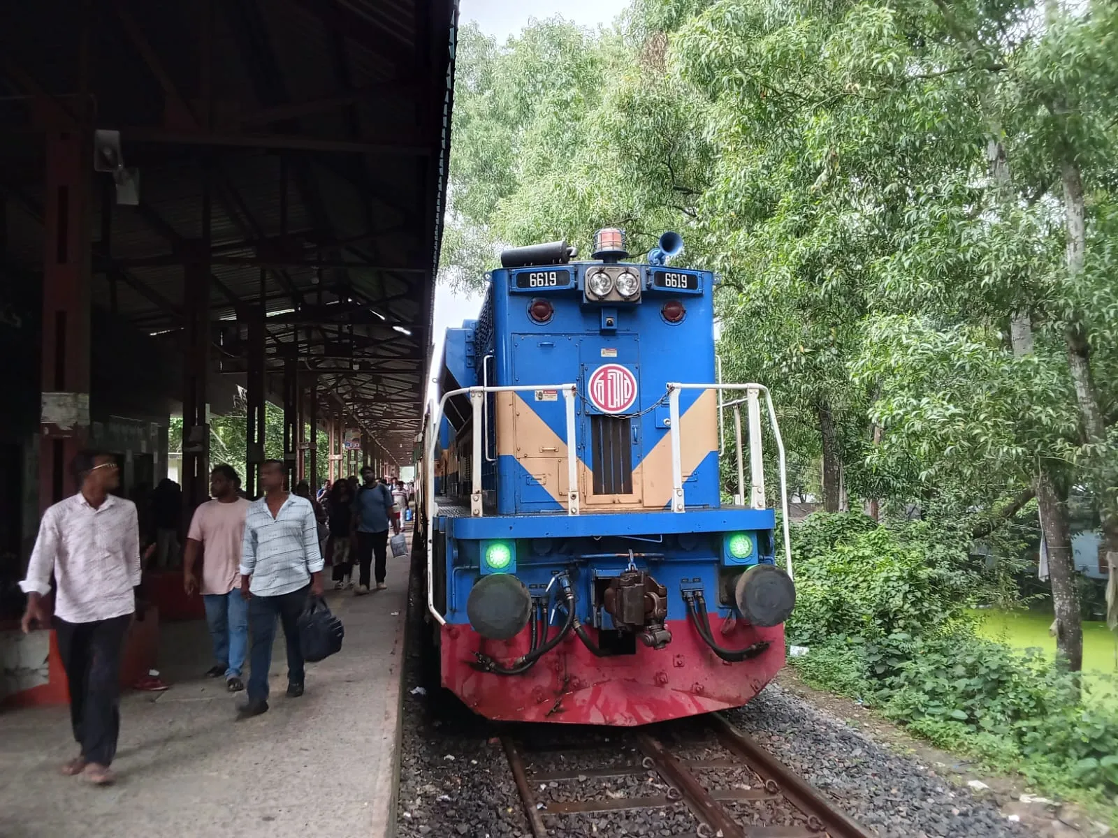 সিরাজগঞ্জে সিল্কসিটি এক্সপ্রেসের লাইনচ্যুত বগি উদ্ধার, স্বাভাবিক হচ্ছে রেল চলাচল