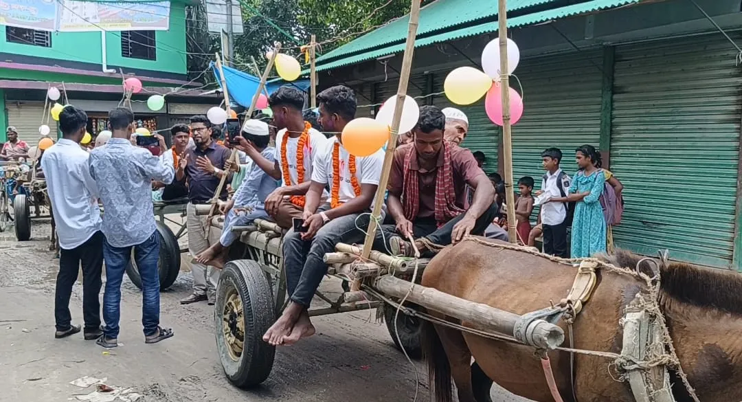 কৃতি শিক্ষার্থীদের ঘোড়ার গাড়িতে চড়িয়ে শাহজাদপুরে আনন্দ শোভাযাত্রা